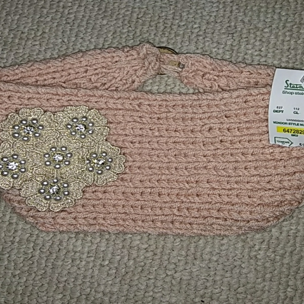 Knitted head scarf with flower detail